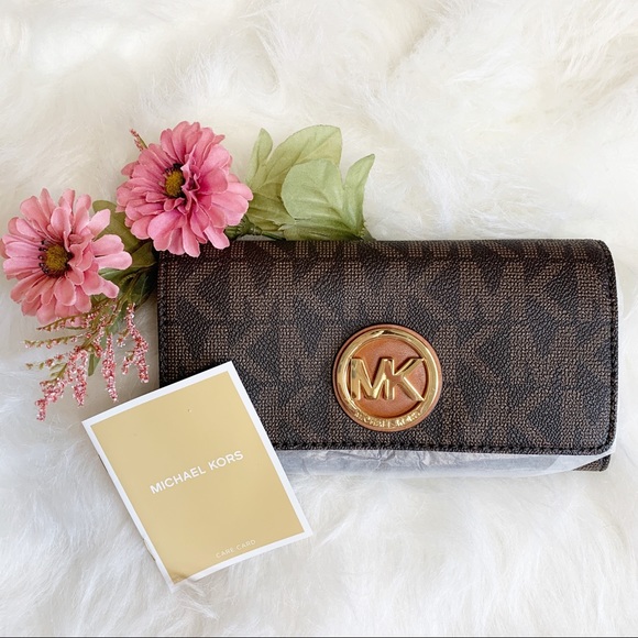 Michael Kors Handbags - ❤️VDay Sale!❤️Michael Kors Fulton Carryall Wallet